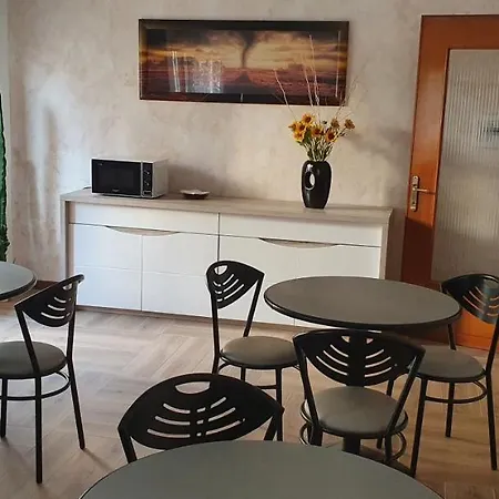 Le Rustiche Foresteria Couette-café Dello