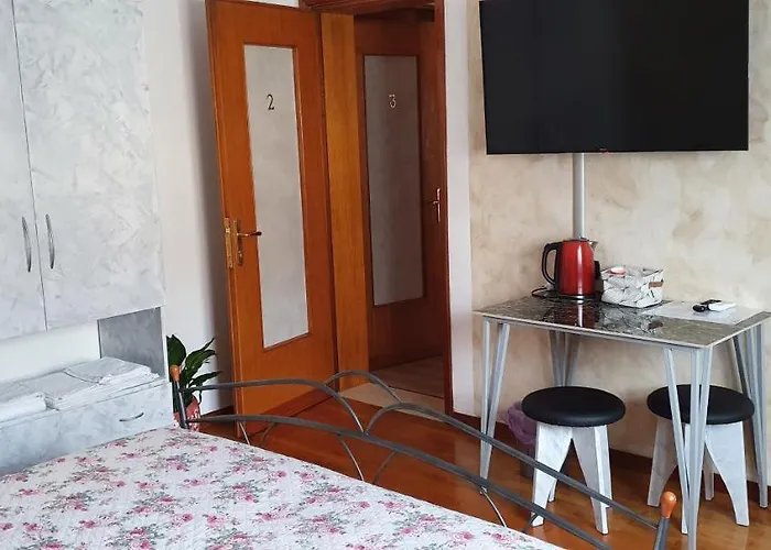 Le Rustiche Foresteria 3* Dello